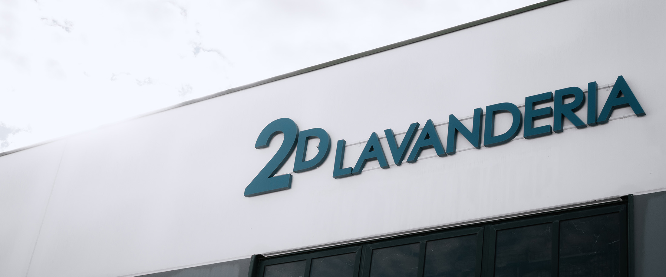 Porzione di un edificio recante la scritta "Lavanderia 2D".