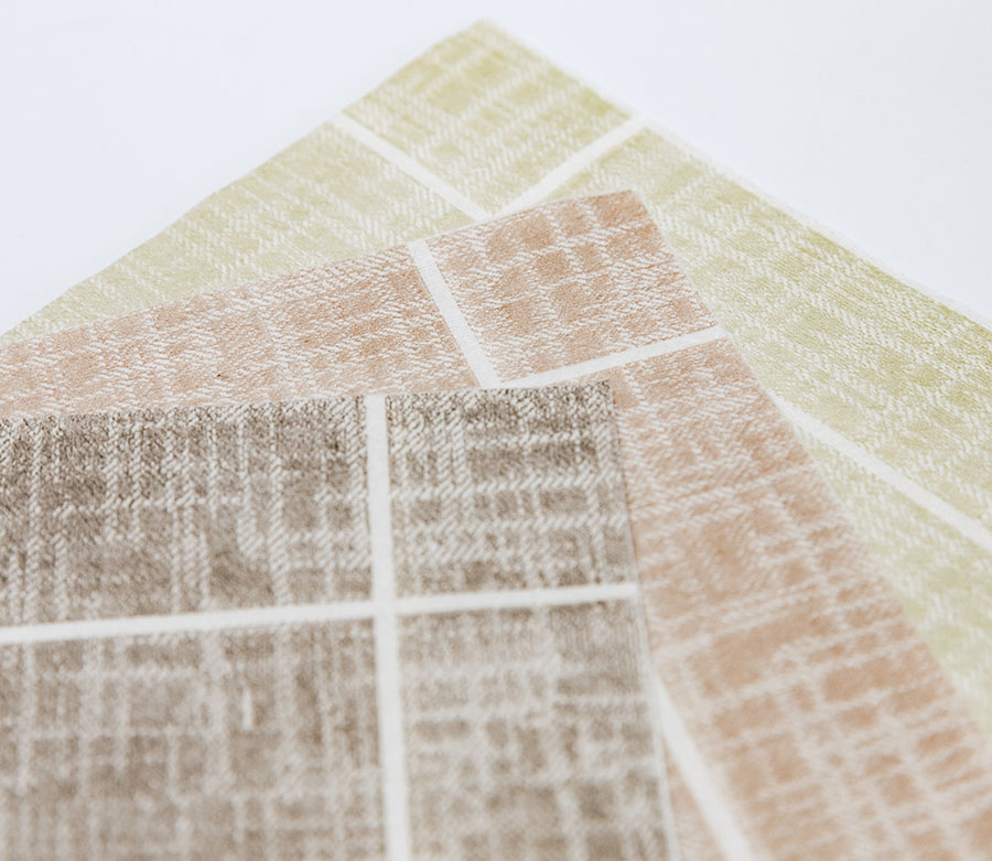 Dettaglio di alcuni ritagli di materiale a righe disposti a ventaglio.