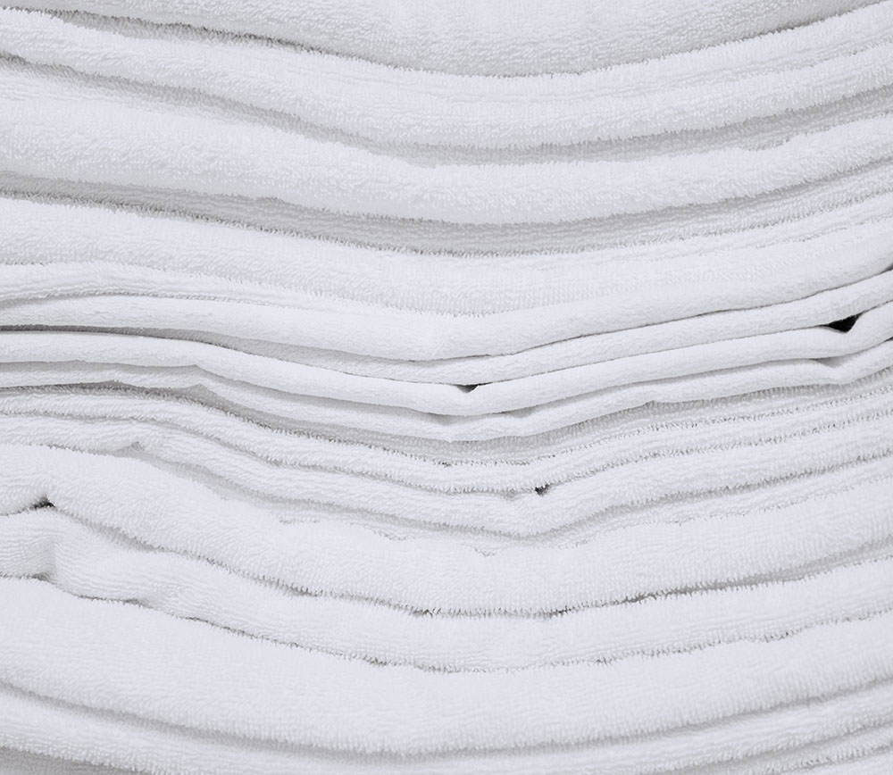 Dettaglio di una pila di asciugamani piegati.