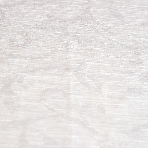 Dettaglio del tessuto di una tovaglia color tortora.